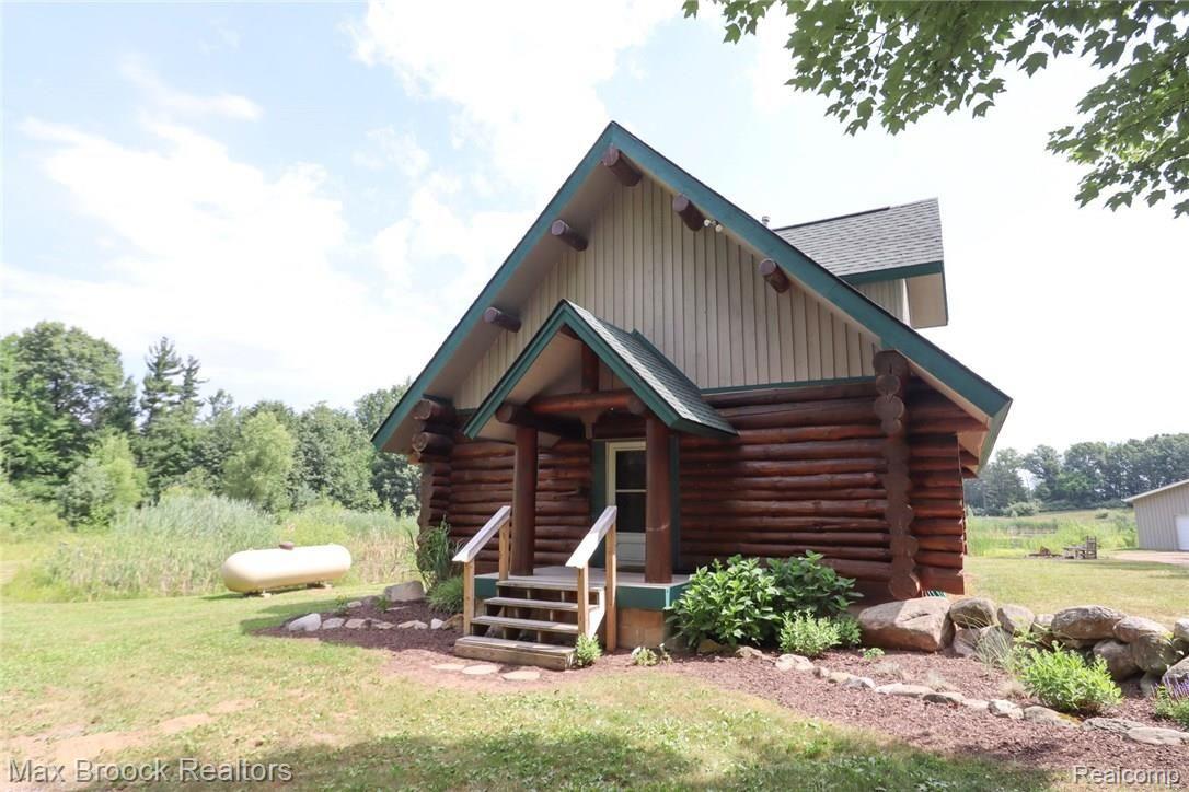 1633 East Hunters Creek Road Lapeer, MI 48446 - Photo 9 of 70 88052DA6-E5C9-4753-97B4-AE4D0DC29247.jpeg
