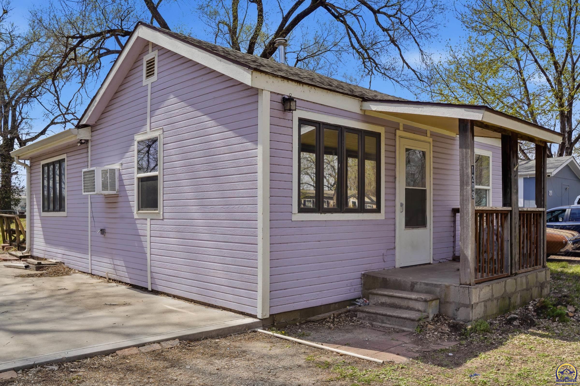 1209 Northwest Laurent Street Topeka, KS 66608 - Photo 2 of 18
