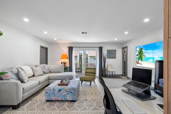 $2,000 | 2017 South Seacrest Boulevard, Unit C, Boynton Beach, FL 33435