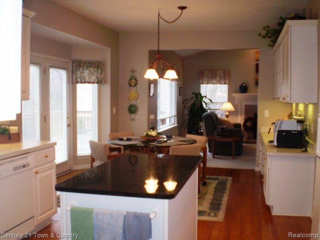 947 Ridgeview Circle Lake Orion, MI 48362 - Photo 9 of 22 Kitchen to Familyroom
