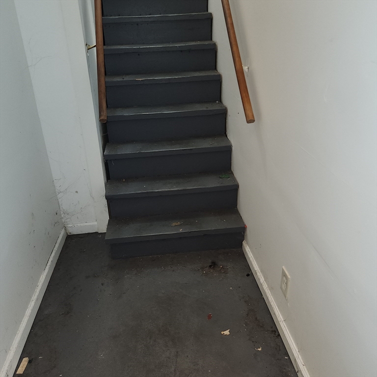 514 Dewey Street West Springfield, MA 01089 - Photo 33 of 42 a view of entryway