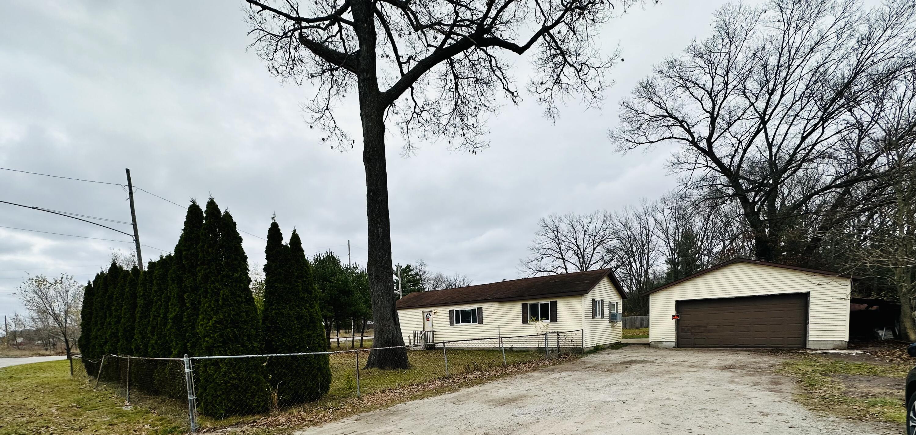2836 North Whitehall Road Muskegon, MI 49445 - Photo 5 of 43 16ACCC1A-8BE7-42E7-86E4-183096197CD6