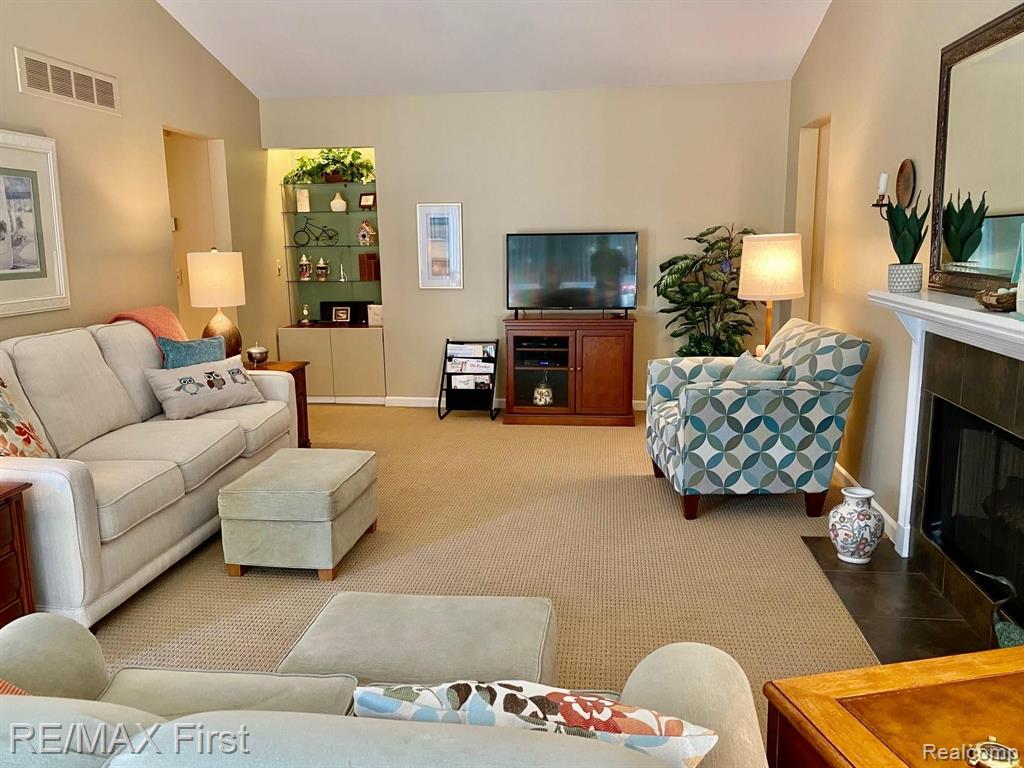 573 Tennyson Rochester Hills, MI 48307 - Photo 5 of 40