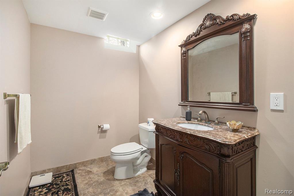 2001 Roundtree Rochester Hills, MI 48307 - Photo 26 of 37