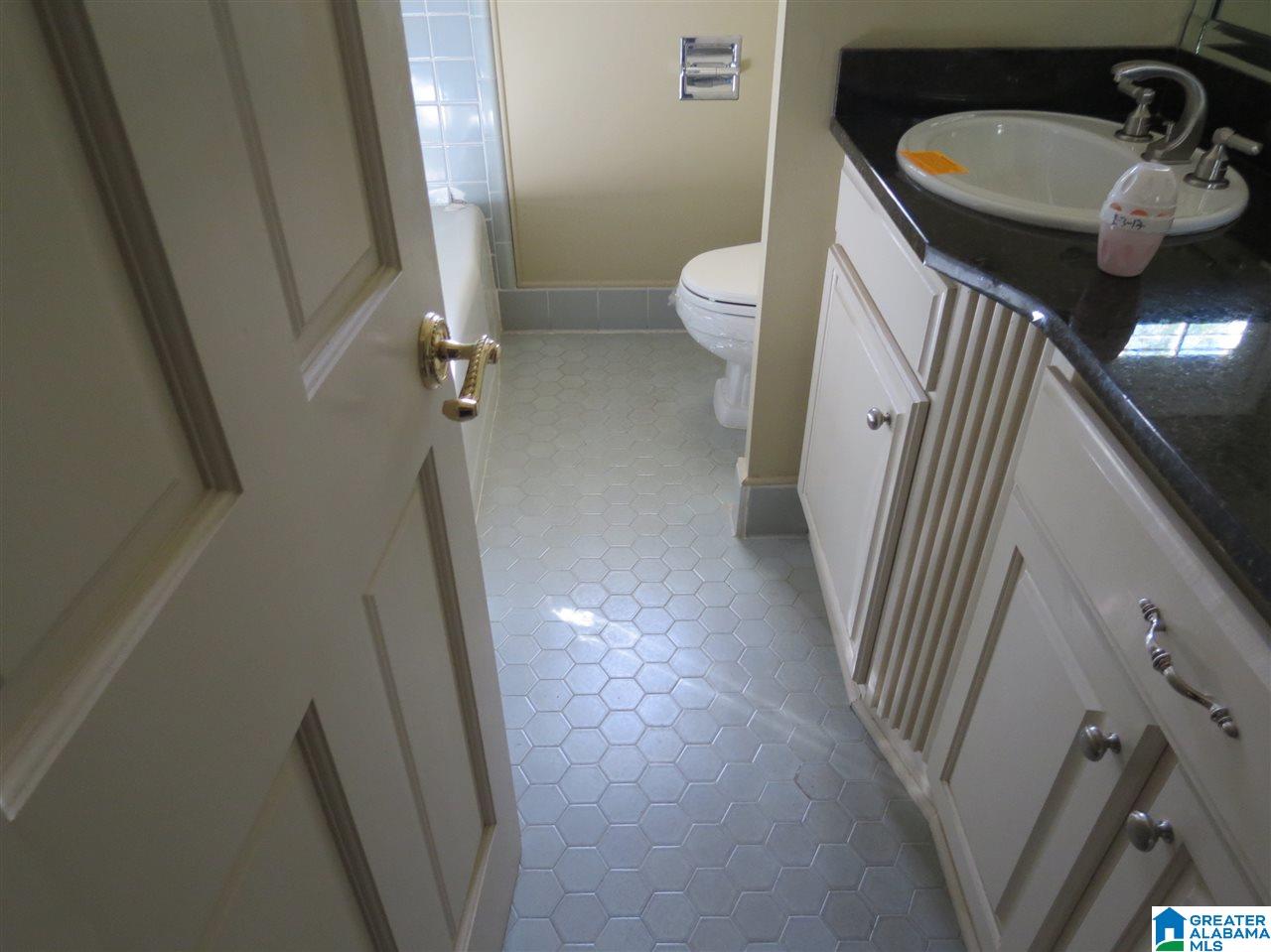 3137 Woodridge Road North Birmingham, AL 35223 - Photo 24 of 38