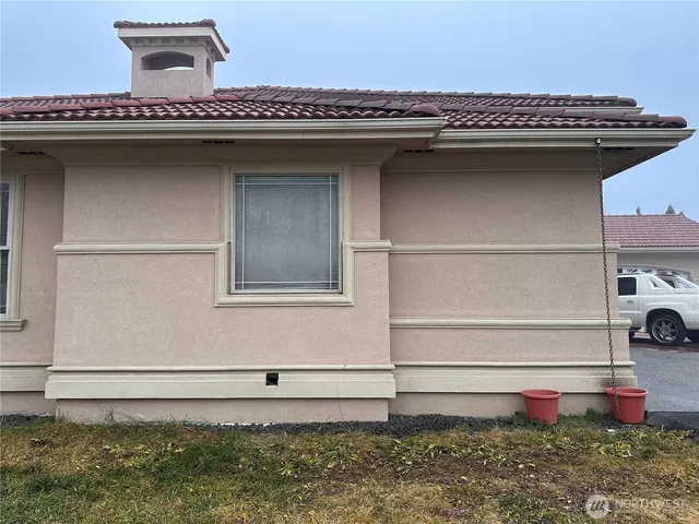 a view of a house with a outdoor space
