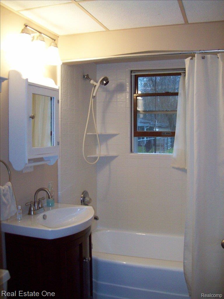 3162 East Maple Road Milford, MI 48381 - Photo 11 of 19 MAIN BATH