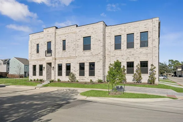 $627,000 | 305 Sunset Lane, Unit 101, Fort Worth, TX 76114