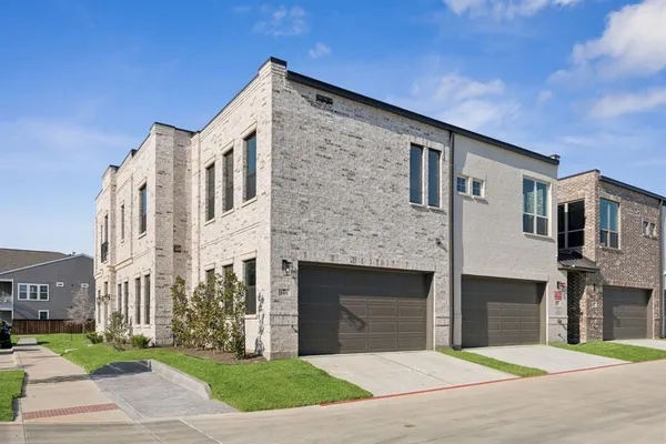 $627,000 | 305 Sunset Lane, Unit 101, Fort Worth, TX 76114