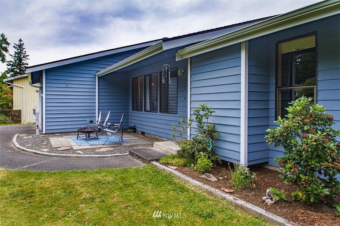 3776 Magrath Road Bellingham, WA 98226 - Photo 2 of 23 a front view of house with yard