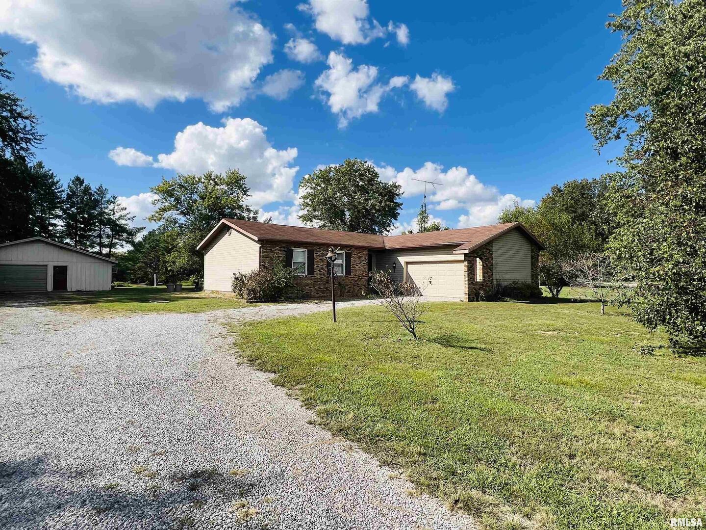 295 Country Acres Road Eldorado, IL 62930 - Photo 2 of 32 a front view of a house with garden