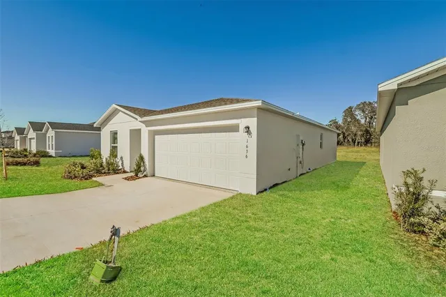 a view of a house with backyard