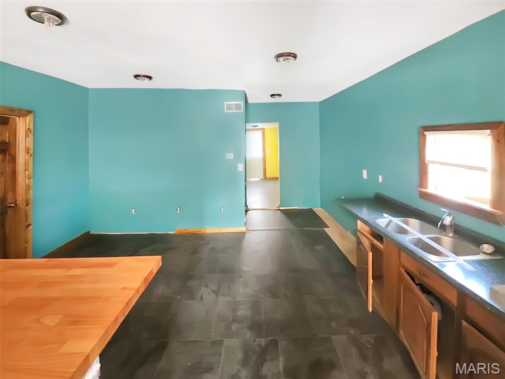 407 East Salling Street Perry, MO 63462 - Photo 9 of 15