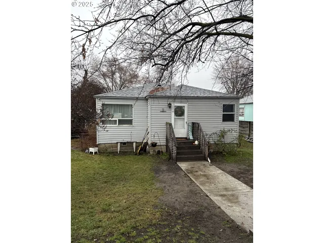 a view of a house with backyard porch and furniture