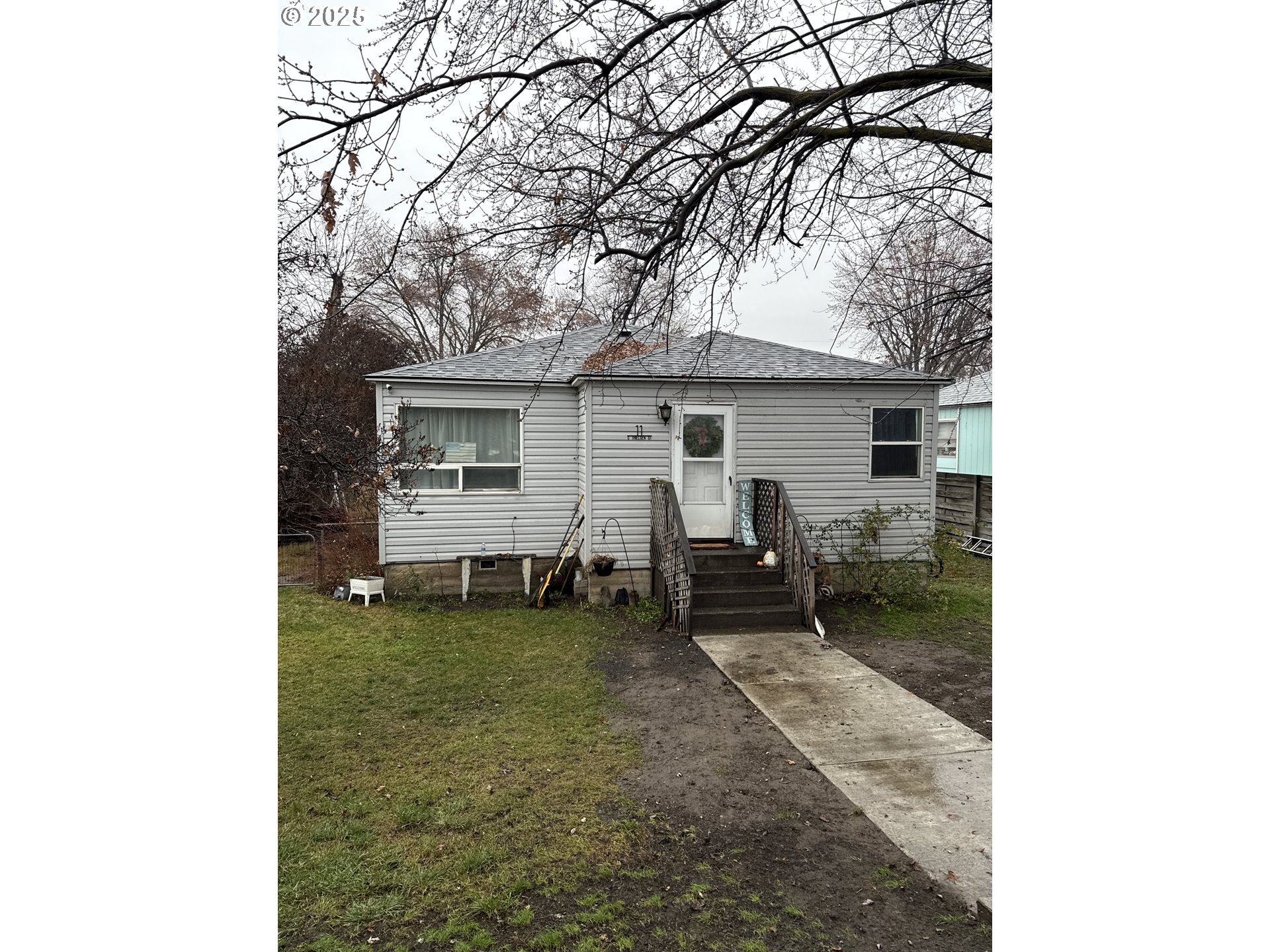 a view of a house with backyard porch and furniture