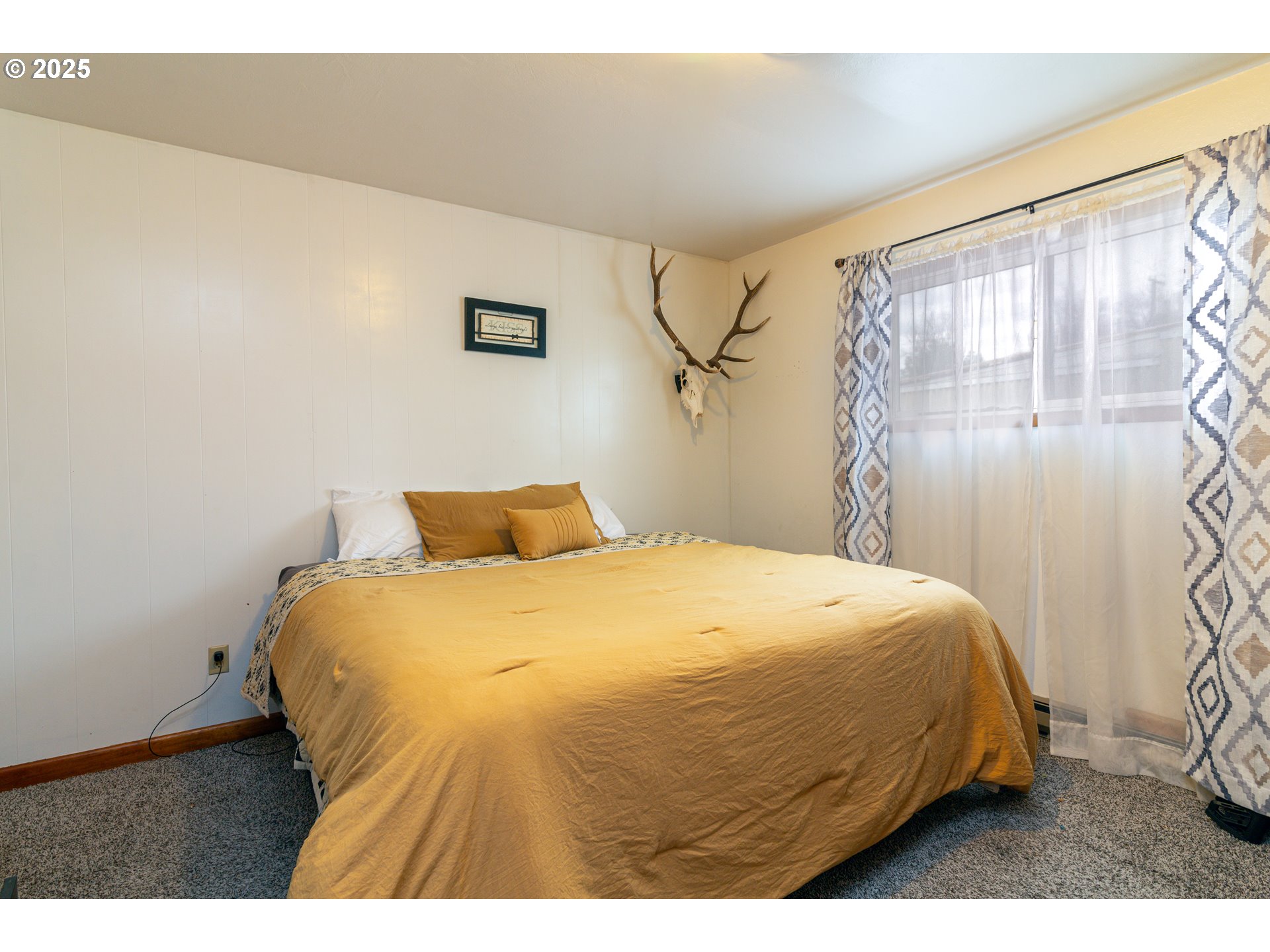 11 South Thielsen Street Echo, OR 97826 - Photo 4 of 14 a bedroom with a bed and a table