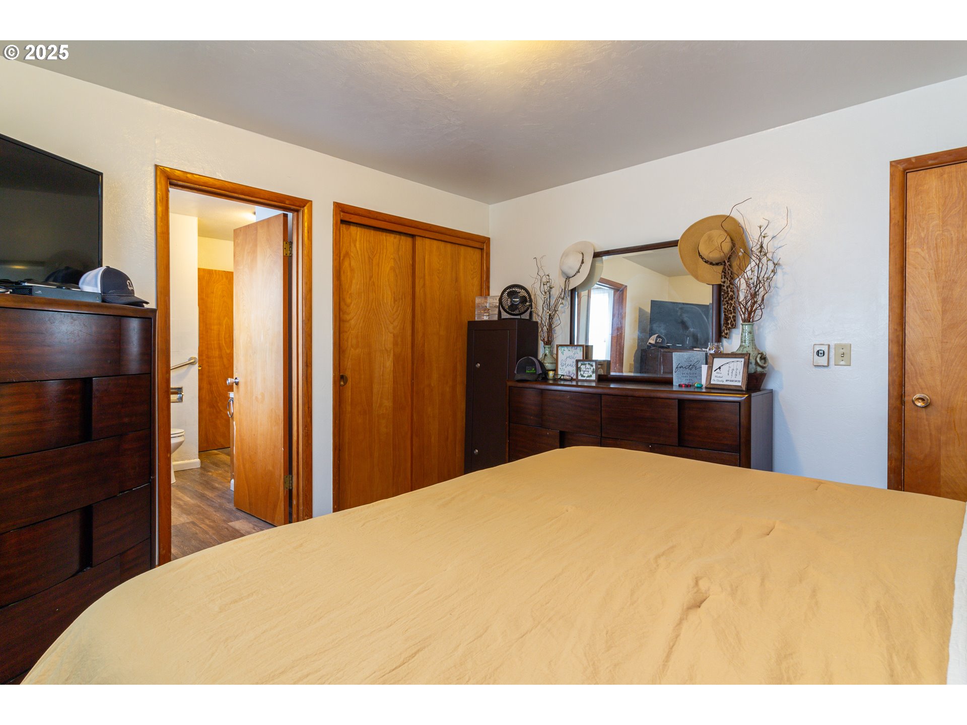 11 South Thielsen Street Echo, OR 97826 - Photo 5 of 14 a bedroom with a bed and a flat tv screen on dresser
