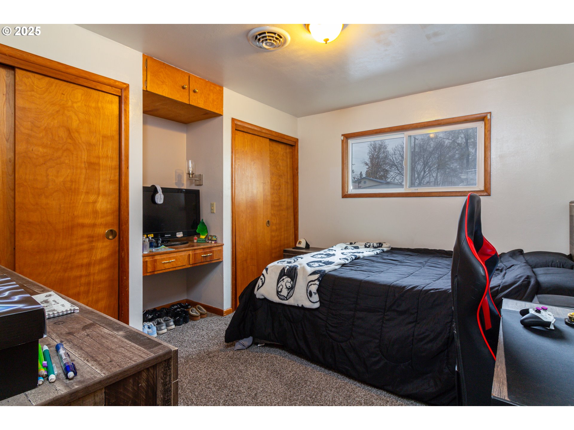 11 South Thielsen Street Echo, OR 97826 - Photo 8 of 14 a bedroom with a bed and a flat tv screen