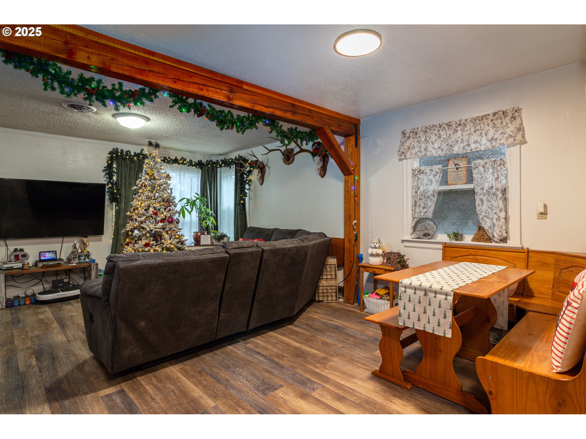 11 South Thielsen Street Echo, OR 97826 - Photo 10 of 14 a living room with furniture and a flat screen tv