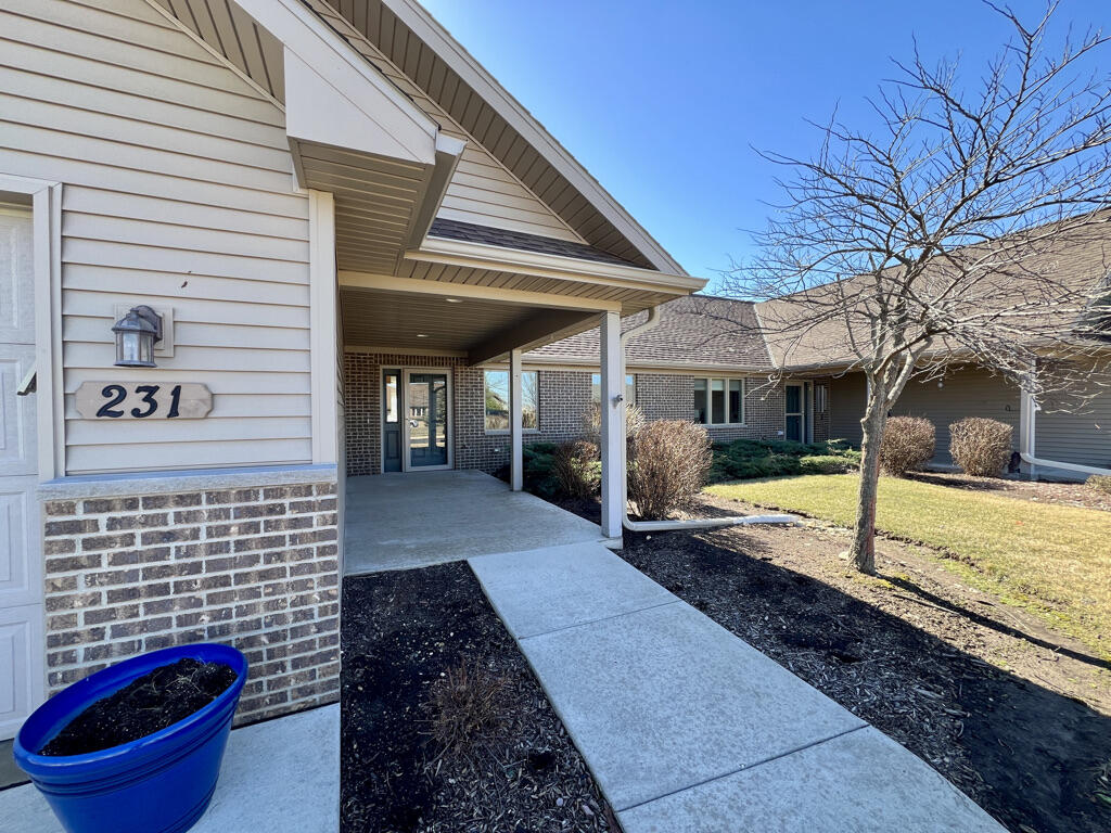 231 Windmill Lane Walworth, WI 53184 - Photo 2 of 38 2C5984E0-B48E-4BB8-A7C3-F85F4B34E297_1_1