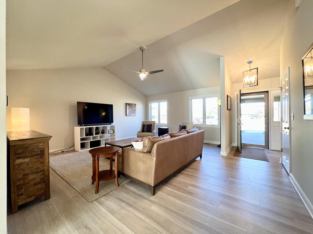 231 Windmill Lane Walworth, WI 53184 - Photo 4 of 38 8D043A9C-F680-4618-A86B-52F5F0A7BDBB_1_1