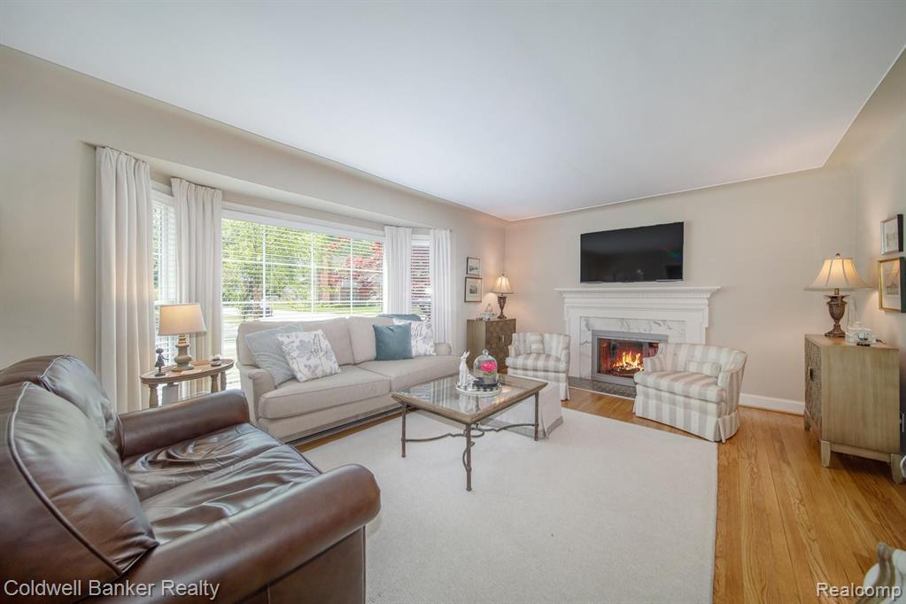 1760 Broadstone Road Grosse Pointe Woods, MI 48236 - Photo 3 of 29