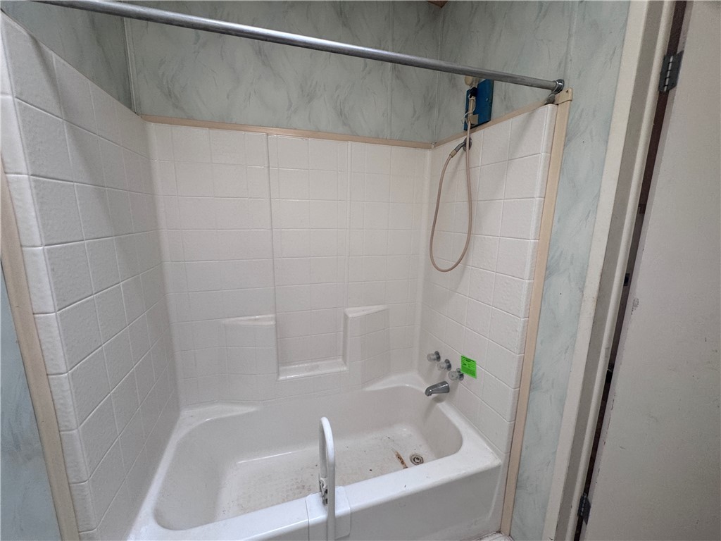 3053 McConnico Road Golden Valley, AZ 86413 - Photo 5 of 18 Full bathroom with shower / washtub combination