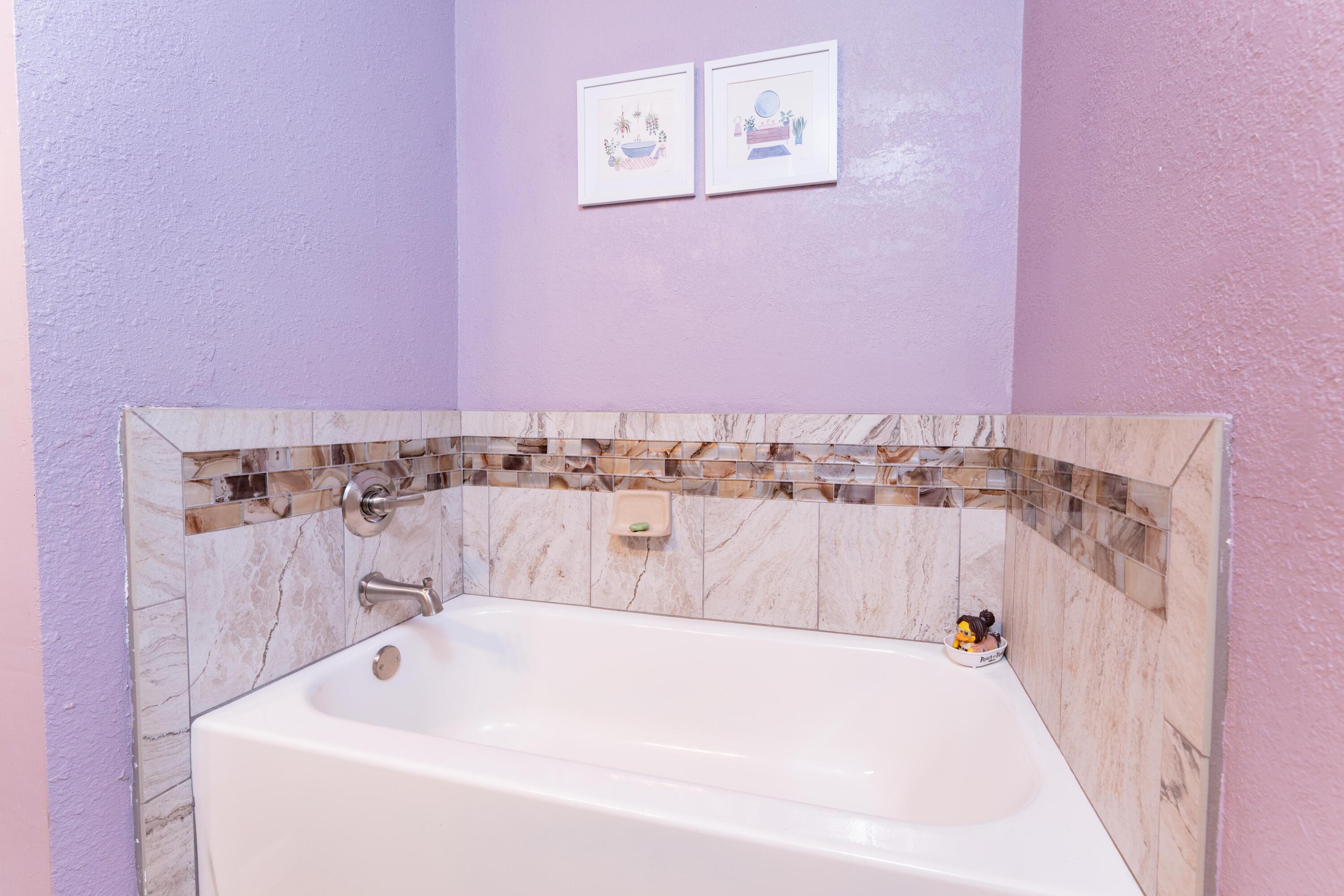 570 North Birch Avenue Reedley, CA 93654 - Photo 37 of 52 a bathroom with a bathtub