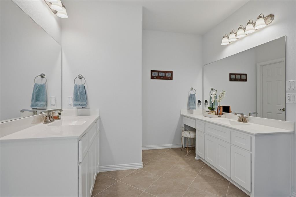 809 Violet Way Celina, TX 75009 - Photo 22 of 38 Primary Ensuite Bath
