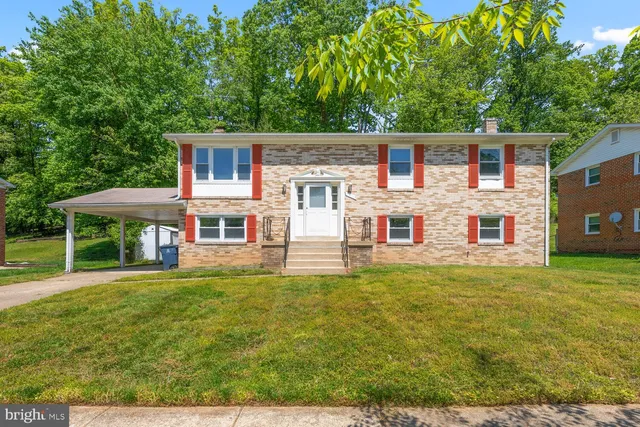 a view of a yard in front of house