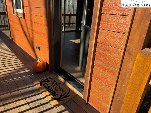 a view of backyard of the house