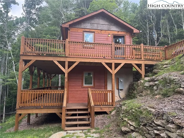 a view of a house with a yard balcony