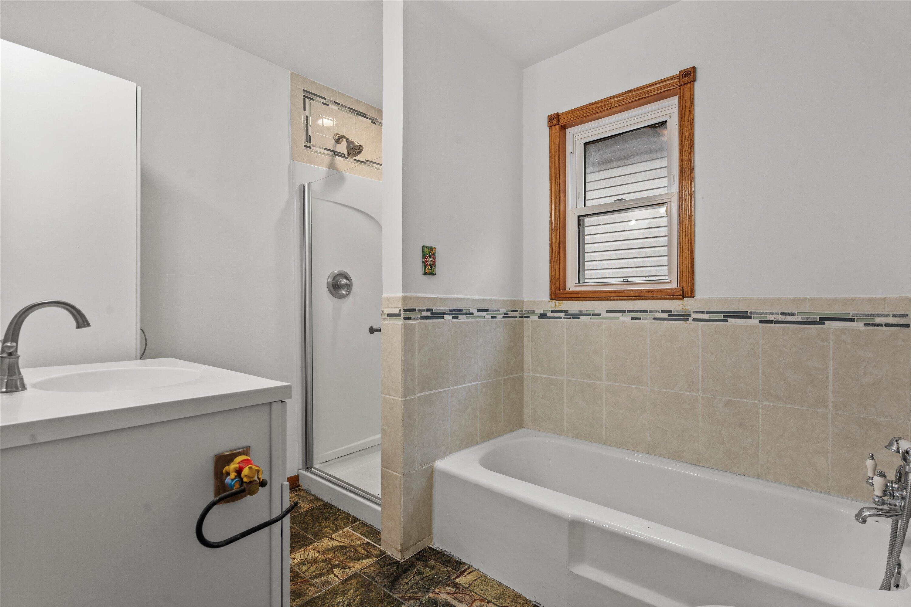 2053 South 25th Street Milwaukee, WI 53204 - Photo 10 of 42 Tub and Shower!