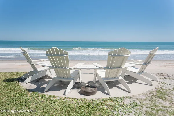 a view of sitting area with furniture