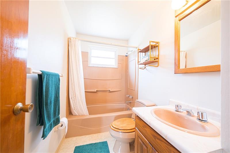 31 Highbury Road Cheswick, PA 15024 - Photo 13 of 25 FULL BATH ON FIRST FLOOR IN THE BEDROOM AREA.