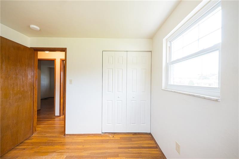 31 Highbury Road Cheswick, PA 15024 - Photo 14 of 25 BEDROOM WITH EXPOSED HARDWOOD.