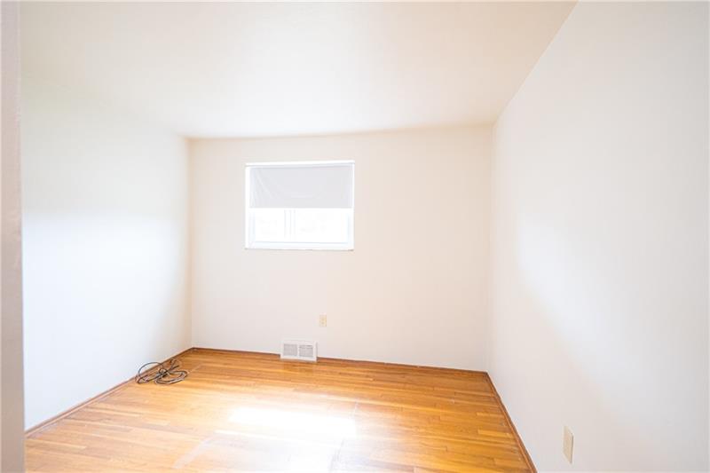 31 Highbury Road Cheswick, PA 15024 - Photo 16 of 25 BEDROOM WITH EXPOSED HARDWOOD FLOOR.