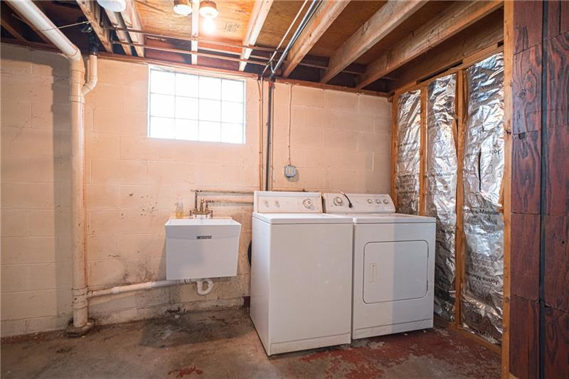 31 Highbury Road Cheswick, PA 15024 - Photo 20 of 25 EQUIPPED LAUNDRY.