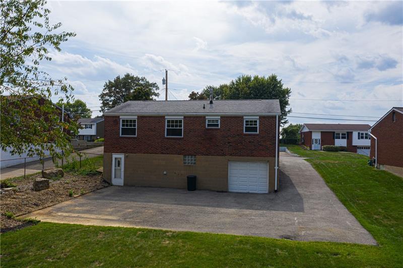 31 Highbury Road Cheswick, PA 15024 - Photo 23 of 25 REAR VIEW OF THIS BRICK HOME.
