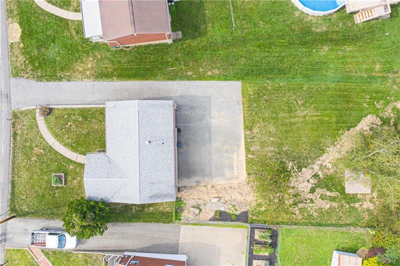 AERIAL VIEW OF THE LEVEL LOT AND THE AMPLE DRIVEWAY PARKING.
