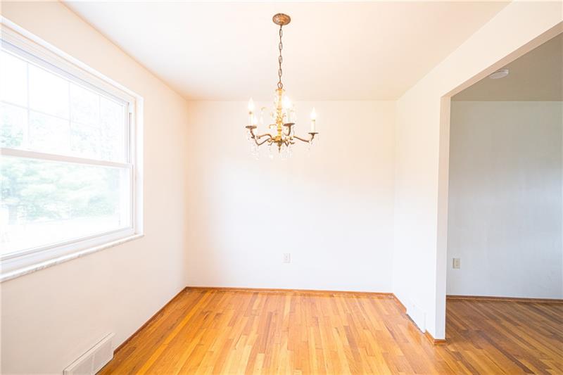 31 Highbury Road Cheswick, PA 15024 - Photo 10 of 25 DINING ROOM AS VIEWED FROM THE KITCHEN ... NOTE THE EXPOSED HARDWOOD FLOORS.