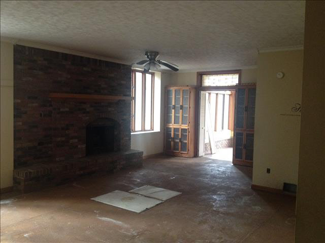 2990 West Sterns Road Lambertville, MI 48144 - Photo 5 of 12 Living room