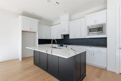 $687,500 | 1418 Caywood Lane, Unit C, Houston, TX 77055