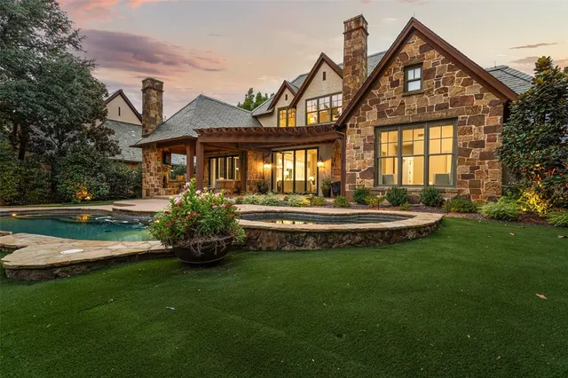 a view of a house with backyard and garden