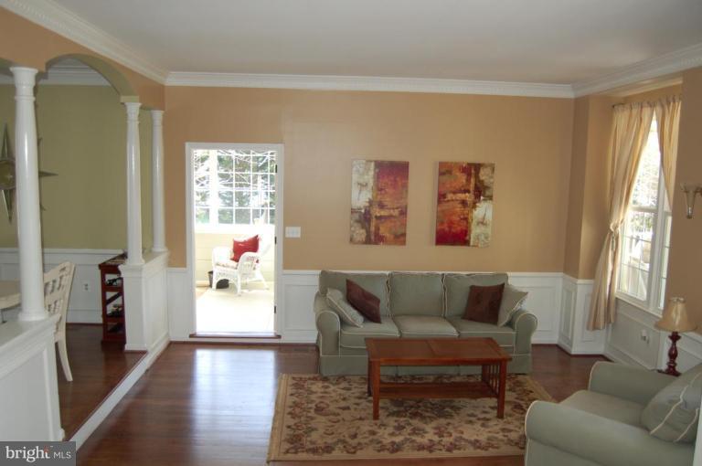 6017 Colchester Road Fairfax, VA 22030 - Photo 3 of 23 Living Room