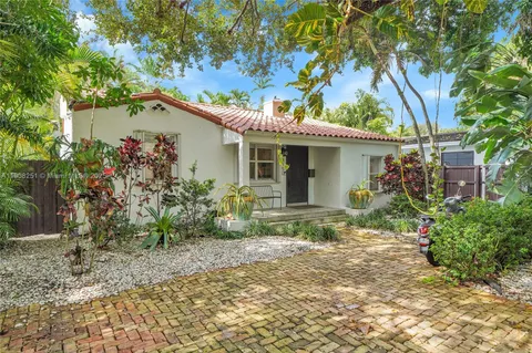 a view of a house with a yard and plants