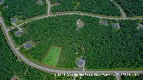 a view of a yard in a green field