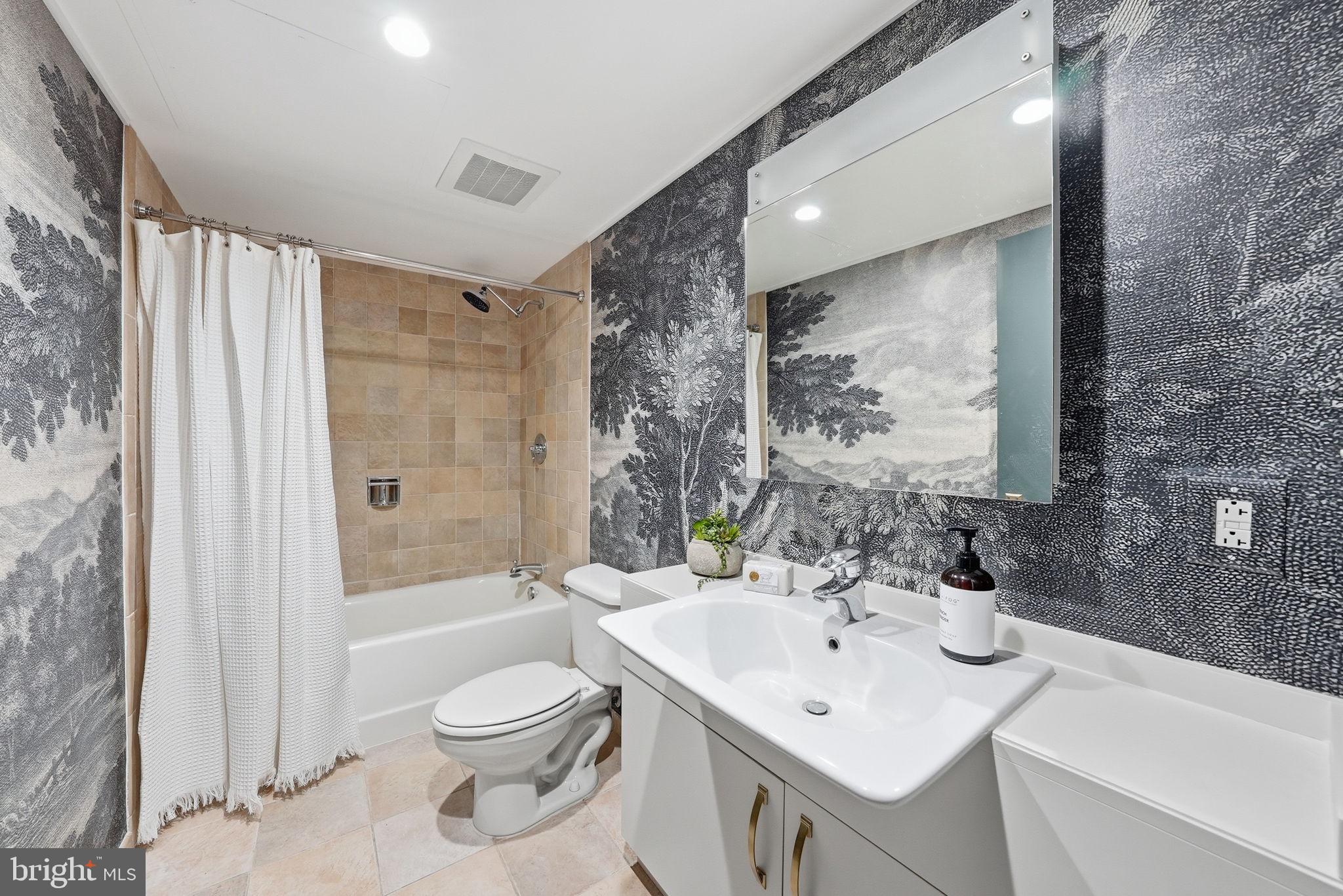 1401 Church Street Northwest, Unit 120 Washington, DC 20005 - Photo 17 of 24 Full bath