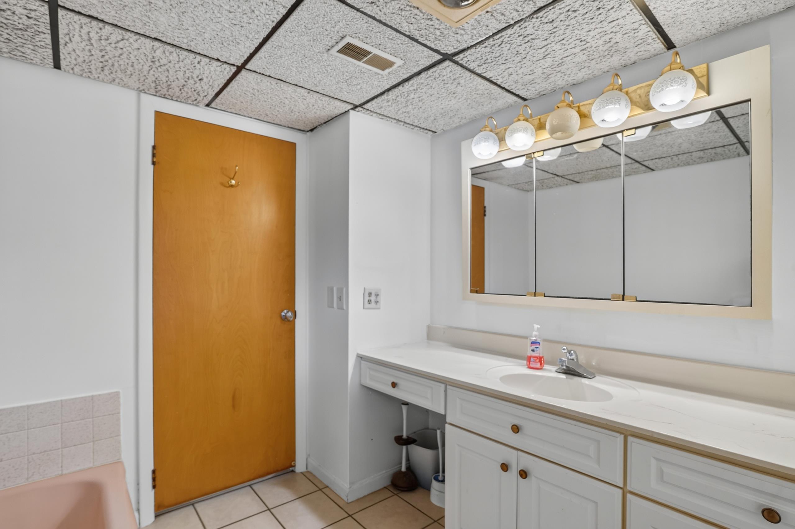 2475 Park Drive Jackson, MI 49203 - Photo 34 of 41 Park Dr main bath 2