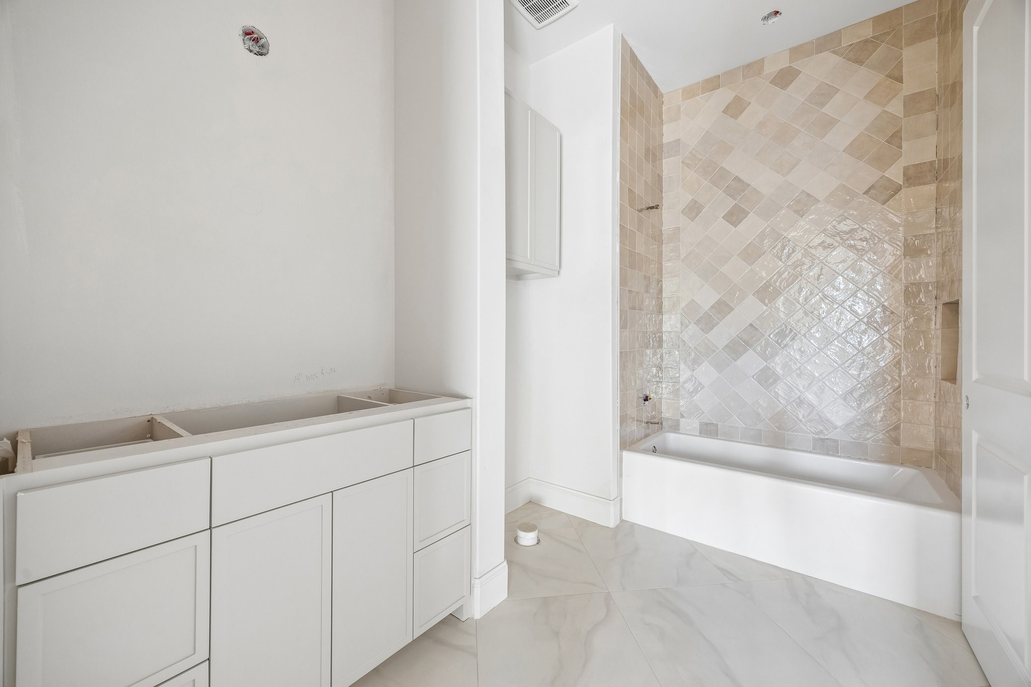 515 West 33rd Street Houston, TX 77018 - Photo 26 of 30 a bathroom with a bathtub and shower